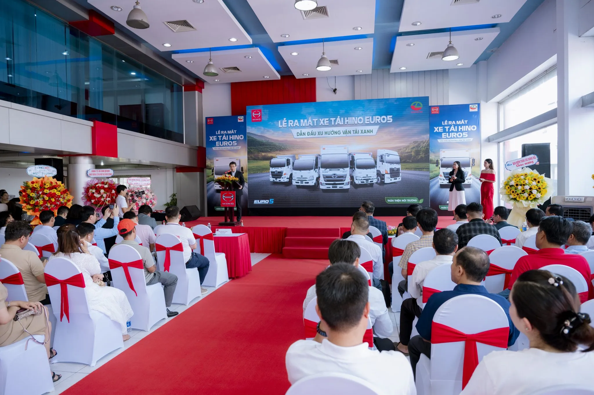 ĐẠI LÝ HINO TRƯỜNG VINH TỔ CHỨC THÀNH CÔNG LỄ RA MẮT XE HINO EURO5