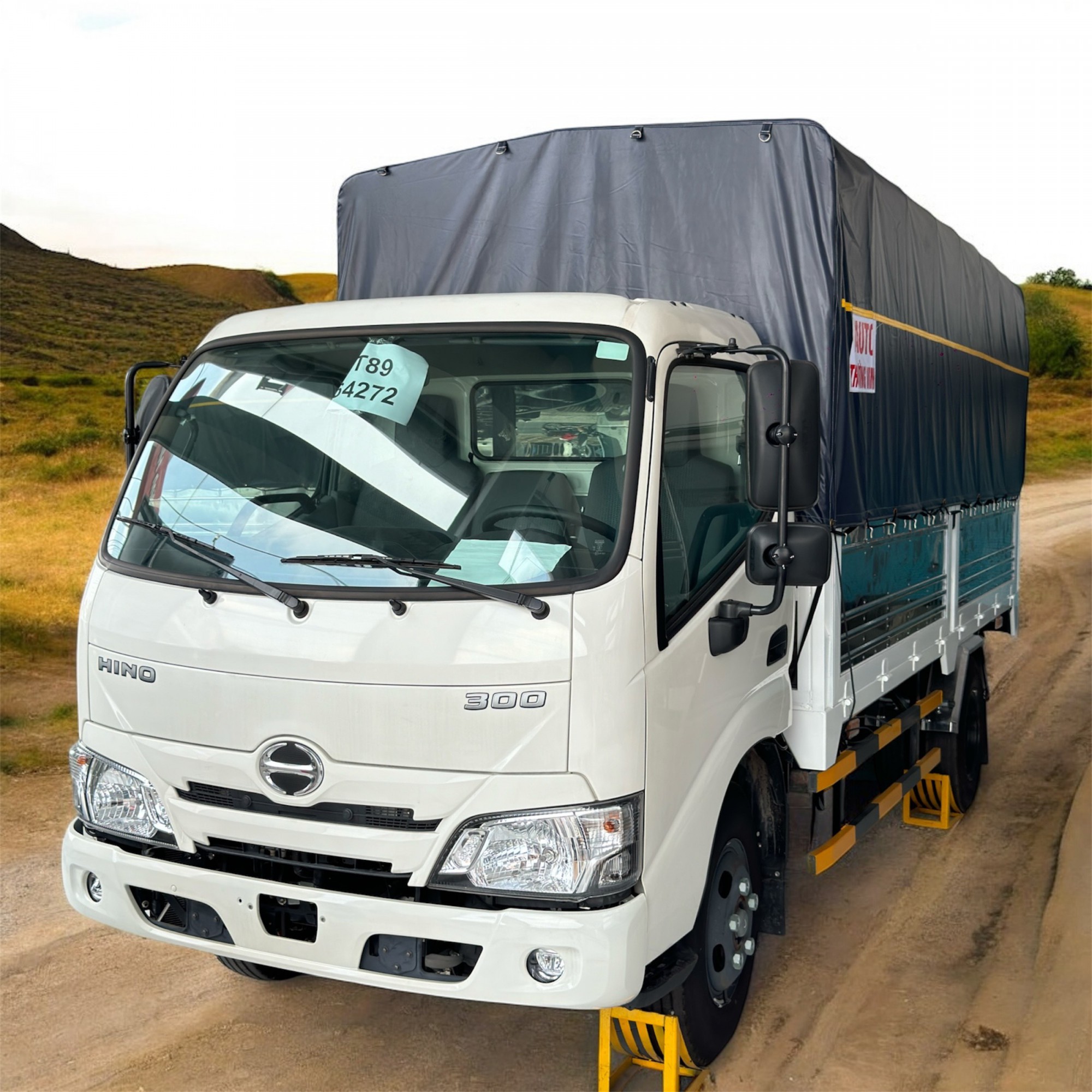 Thùng mui bạt 4,2 tấn XZU650L